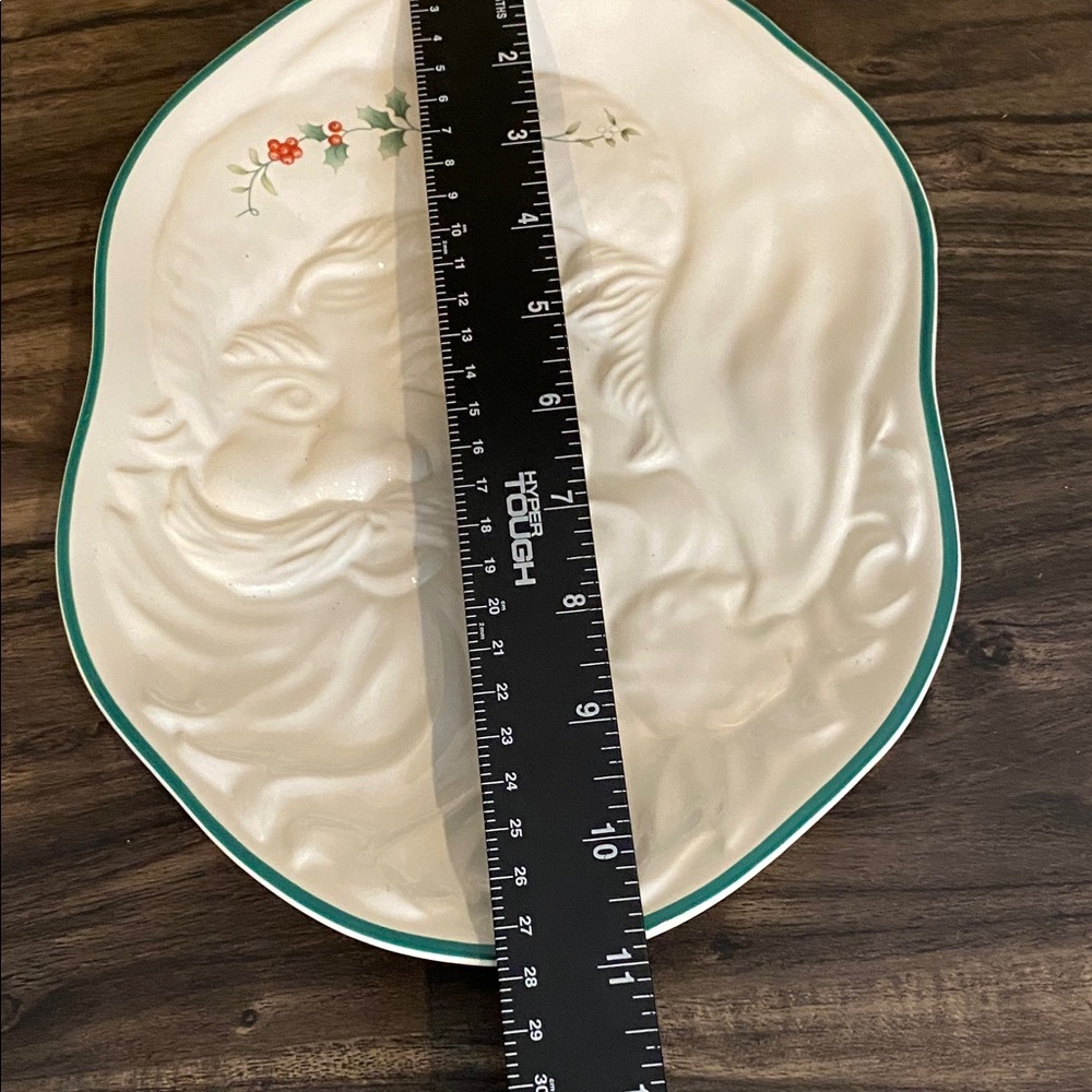 Pfaltzgraff Winterberry Embossed Santa Claus Ceramic Plate with Green Trim. - Picture 10 of 10